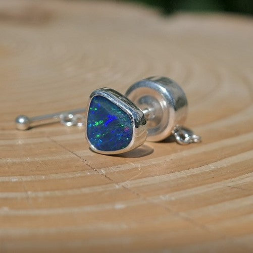 Silver tie tack with a bright Andamooka doublet opal.