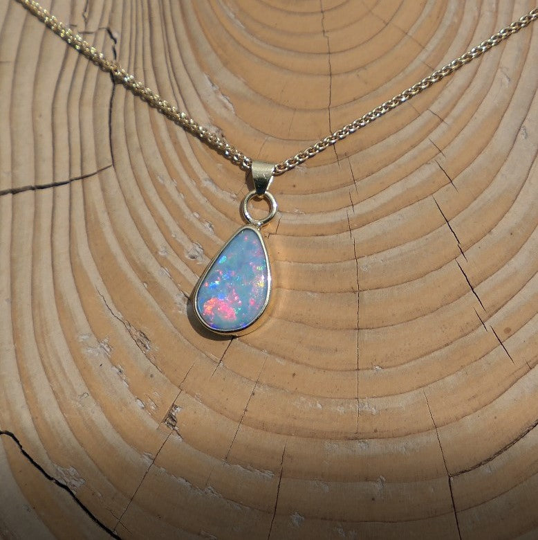 18k gold opal pendant, with bright Lightning Ridge opal.