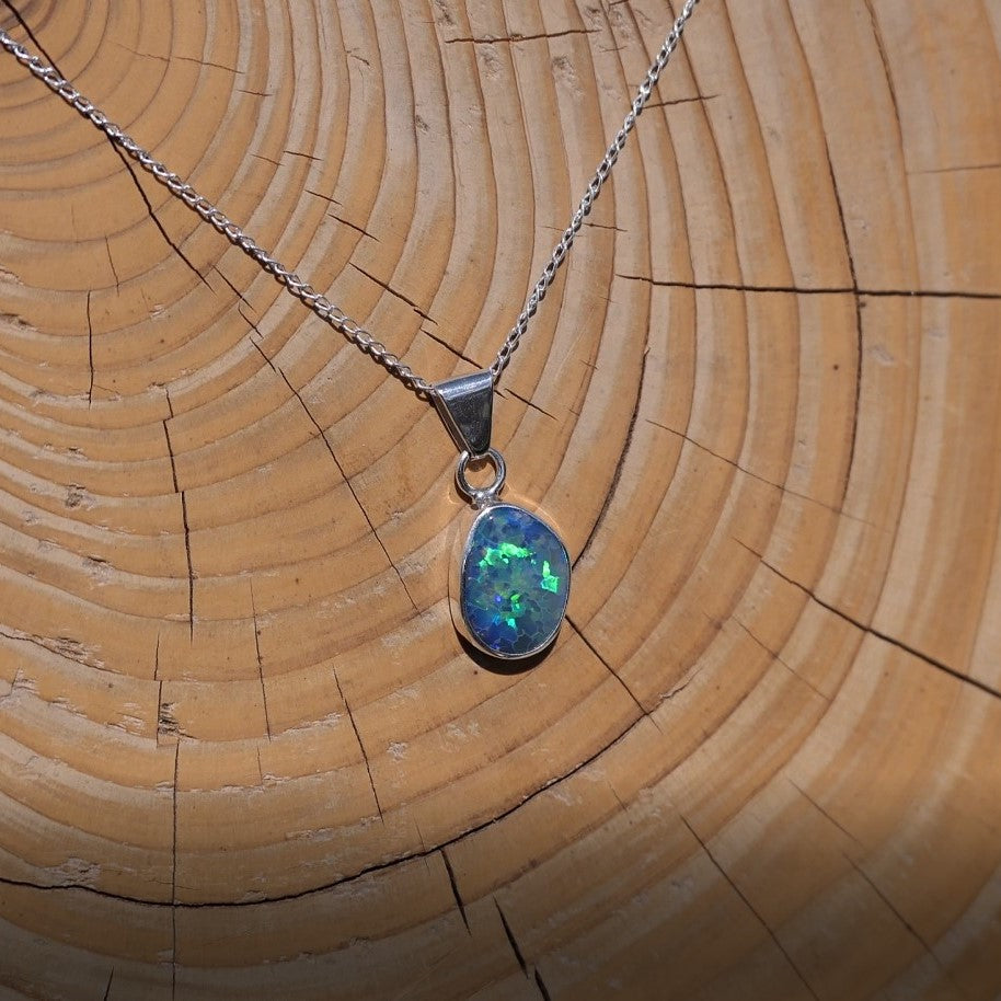 Silver pendant with Lightning Ridge doublet.