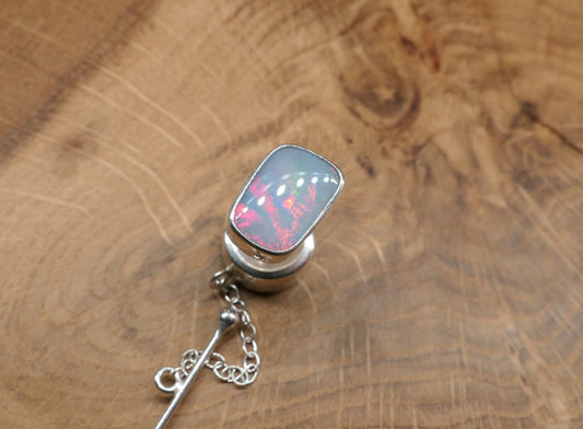 Silver tie tack with a ribbon pattern shell doublet