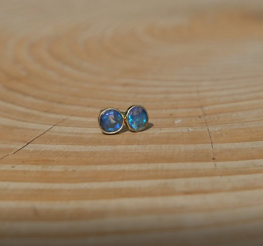 4mm 18k gold earstuds with brilliant blue flash