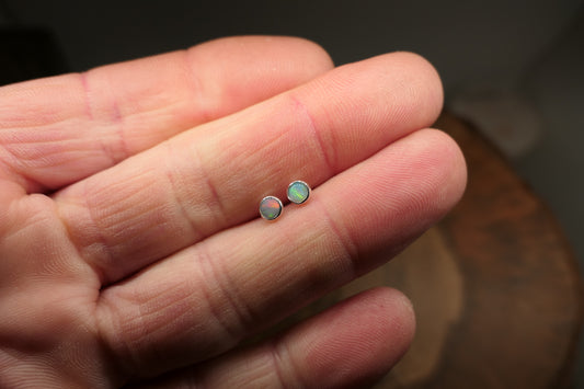 4mm opal earstud