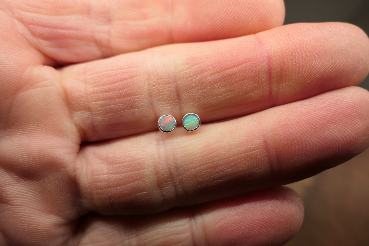 4mm opal earstud