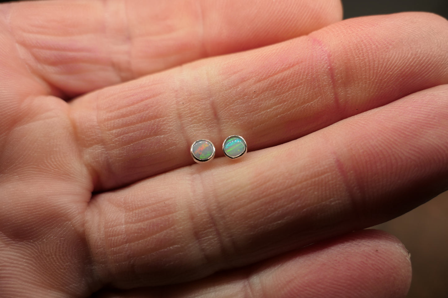 4mm opal earstud