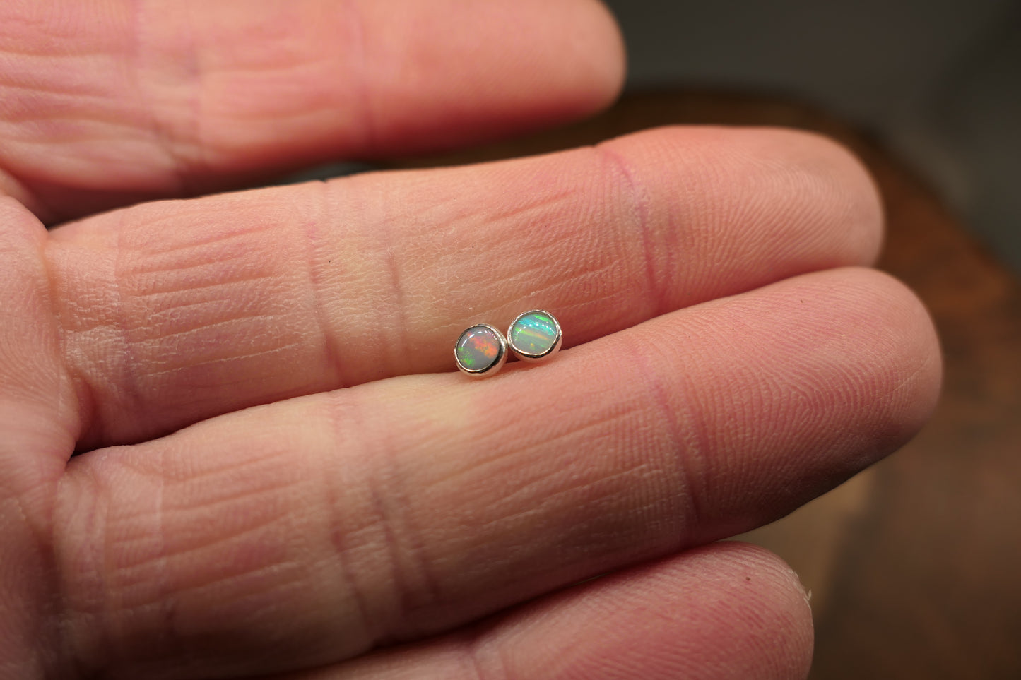 4mm opal earstud