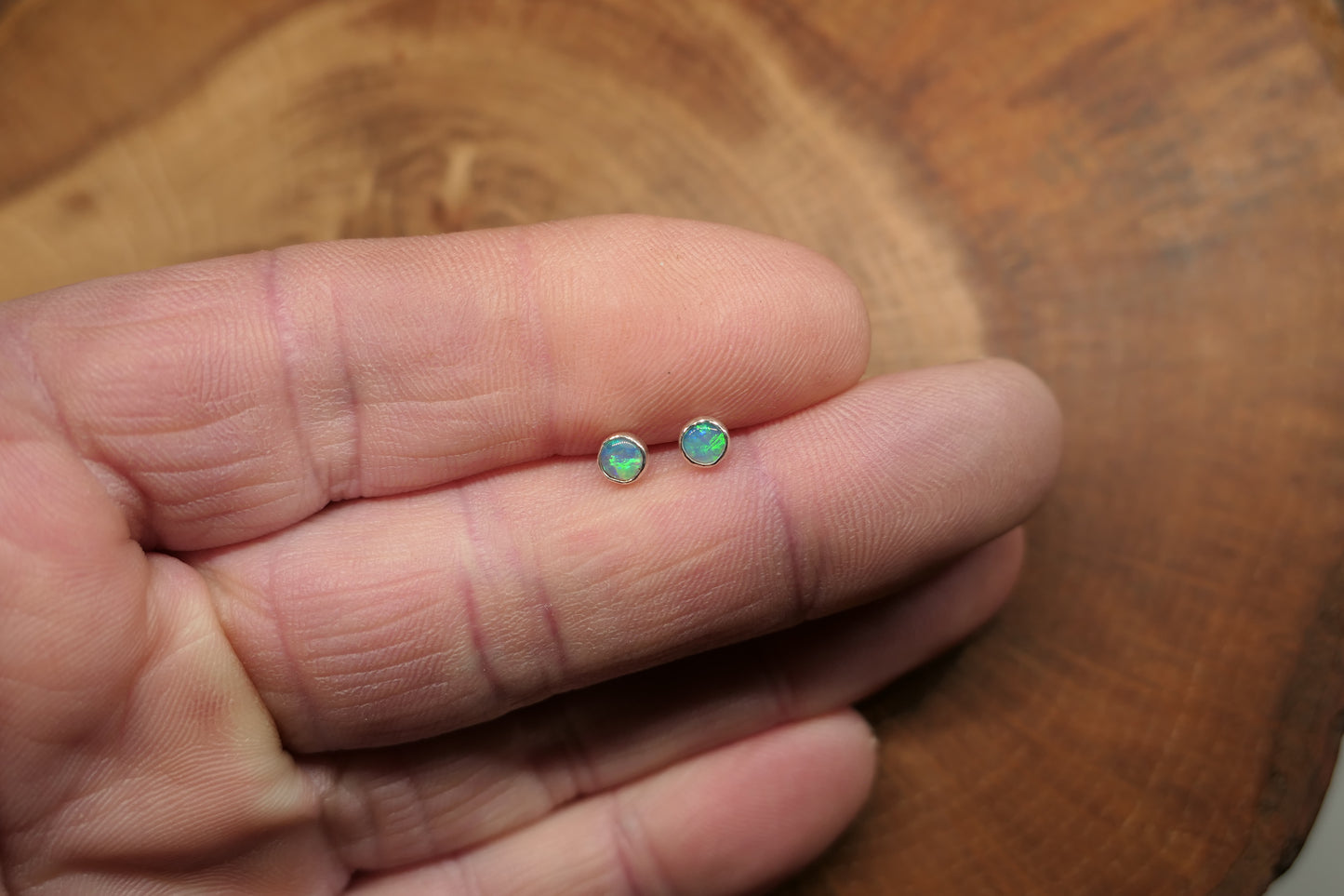4mm opal earstud