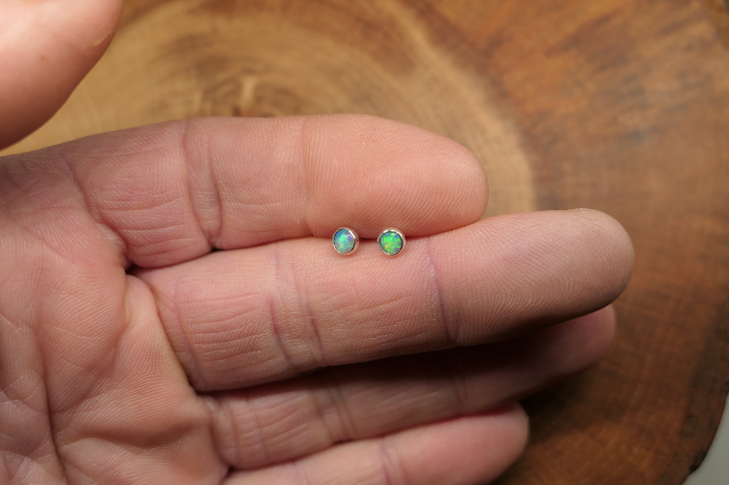 4mm opal earstud