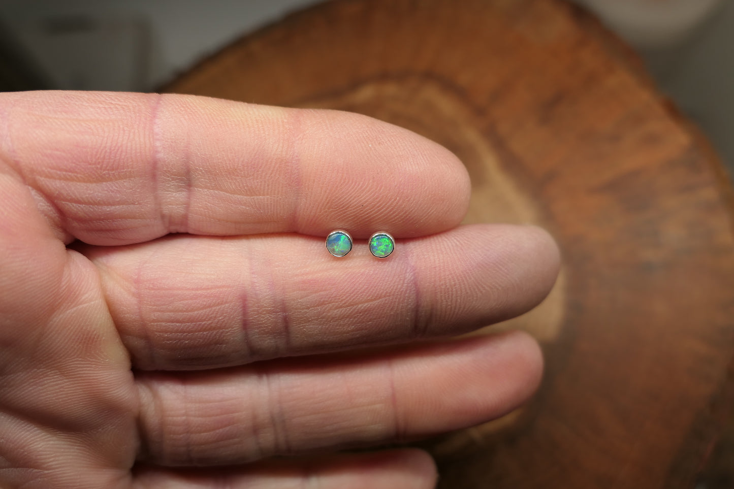 4mm opal earstud