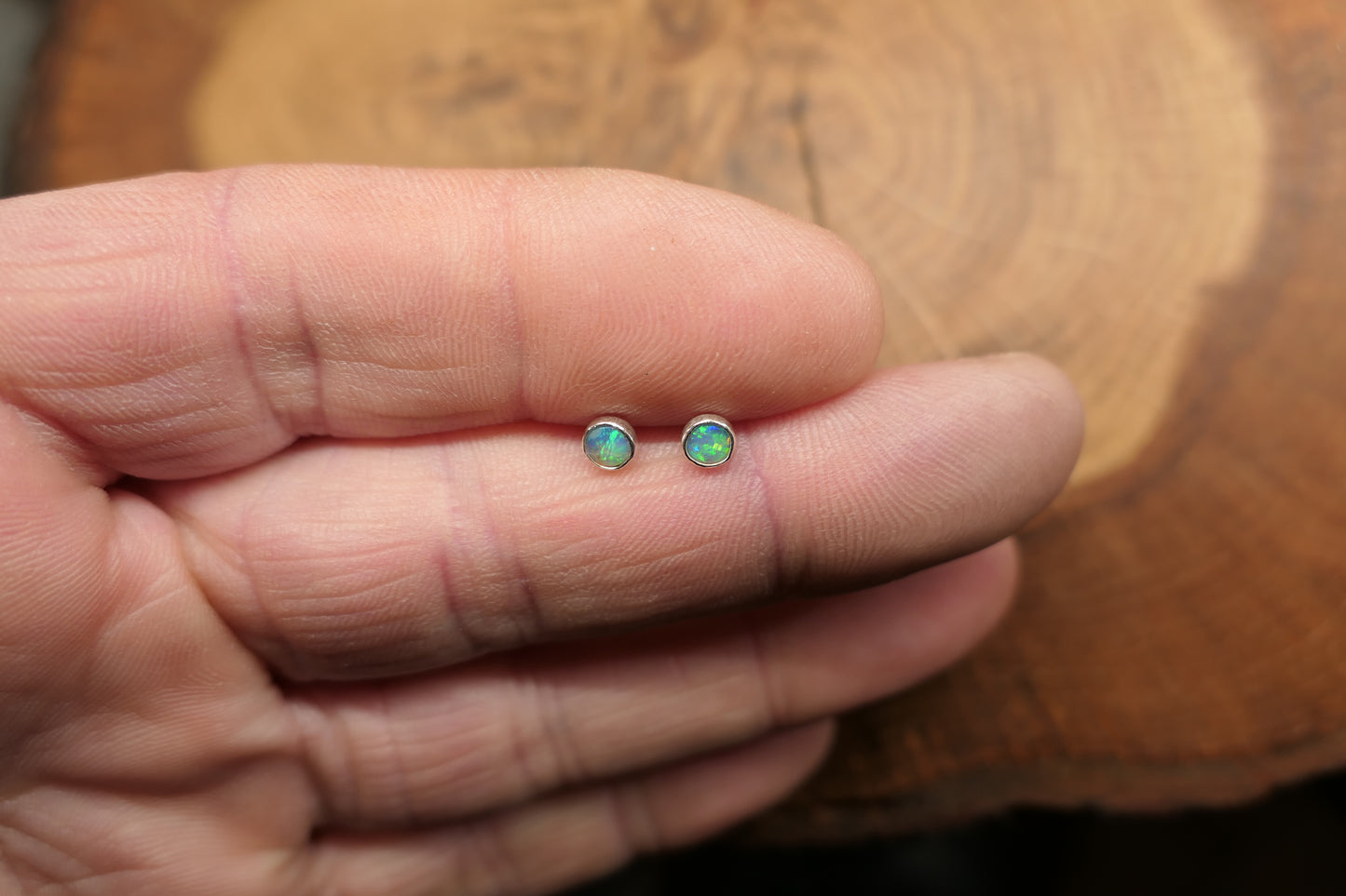 4mm opal earstud