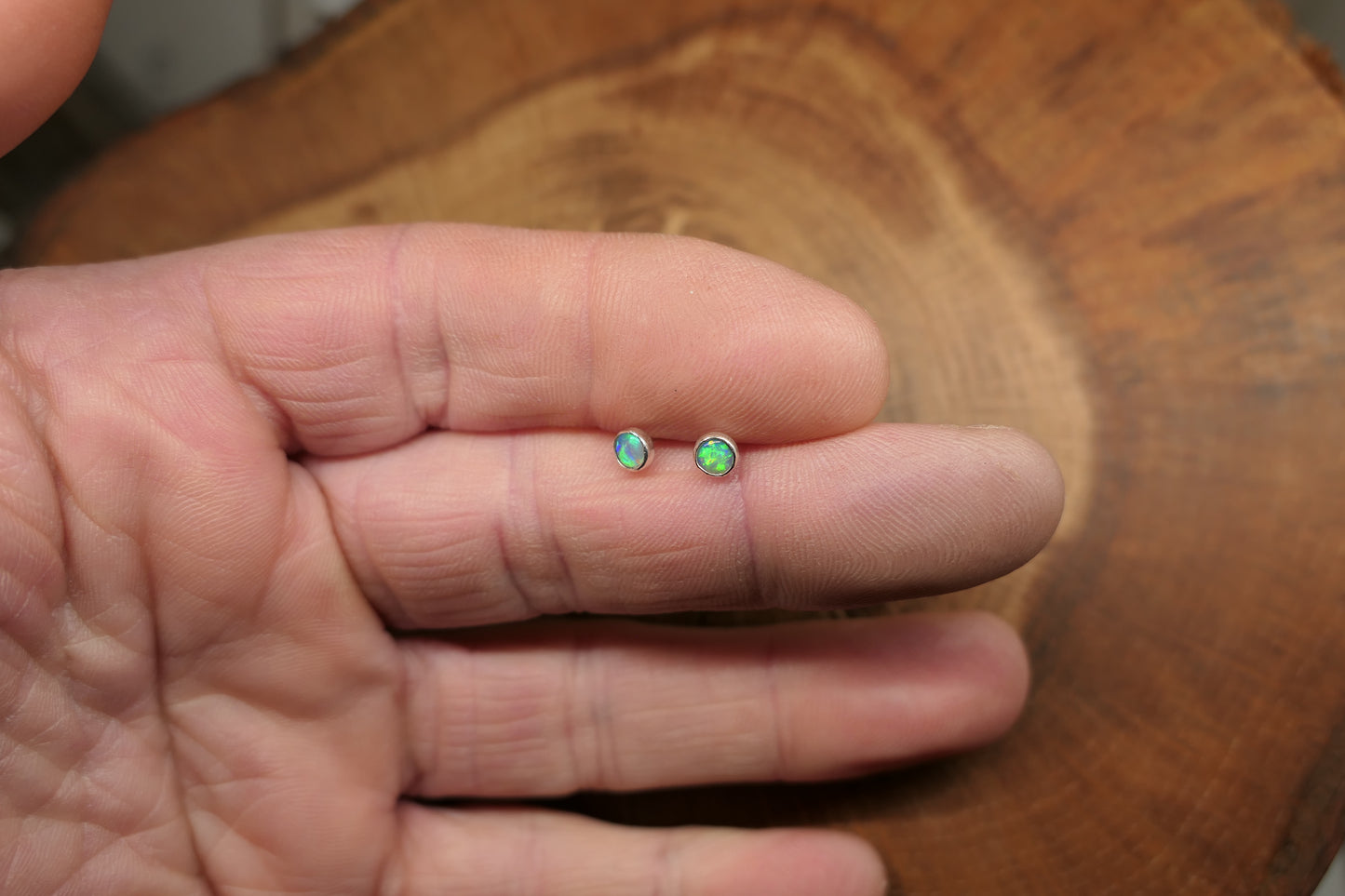 4mm opal earstud