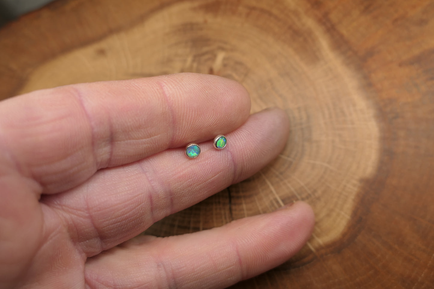 4mm opal earstud