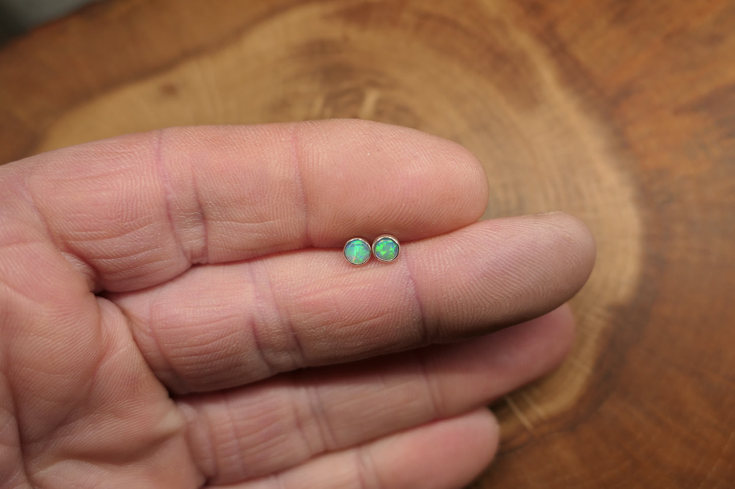4mm opal earstud