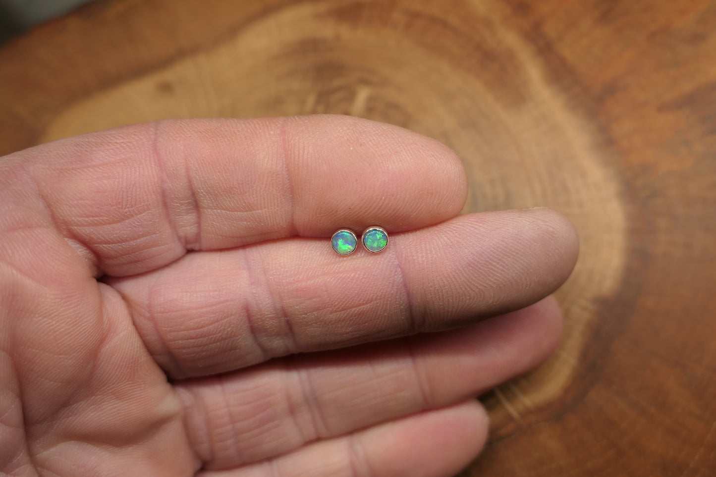 4mm opal earstud