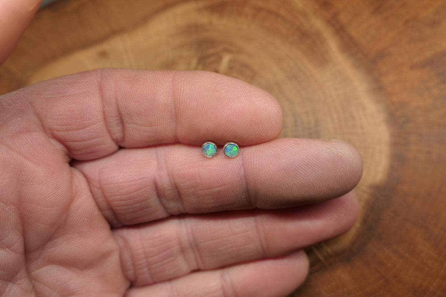 4mm opal earstud
