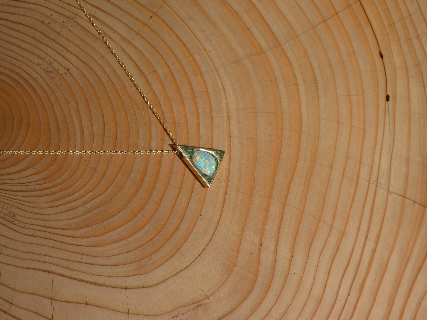 9k gold gem opal pendant