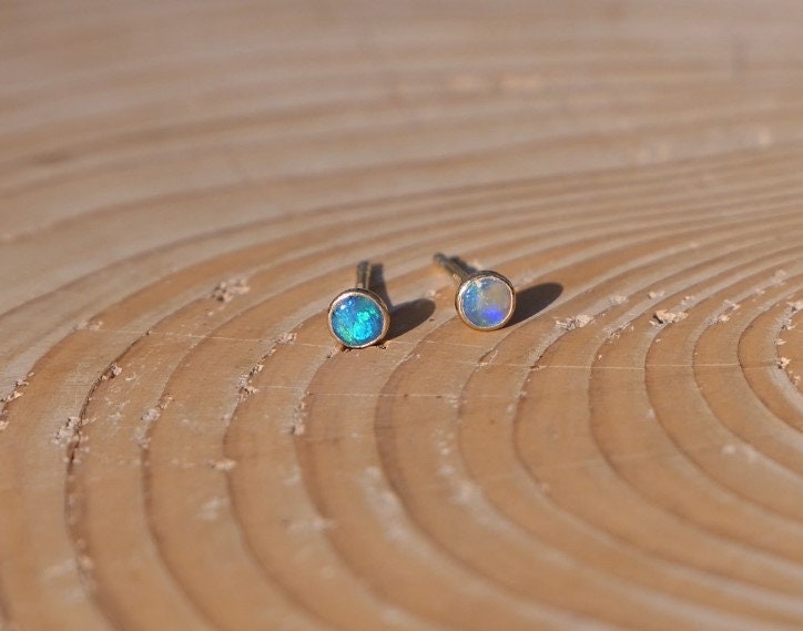 Brilliant 4mm 18k gold ear studs|earrings|gem opal